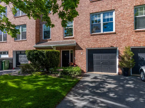 5 Arthur Lismer Ct, Halifax, NS B4A 4B4