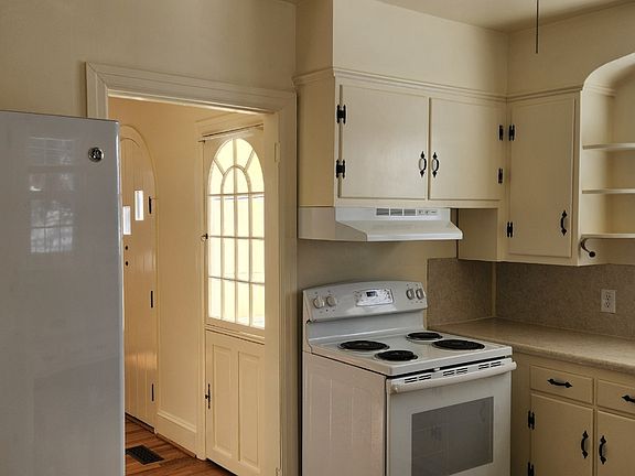 3rd image of 1302 N Coalter St