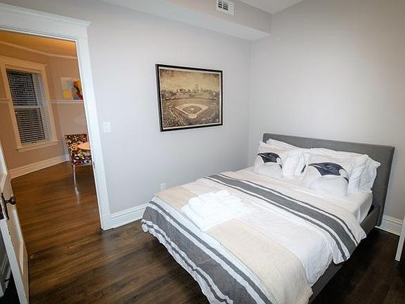 5th image of 1052 N Leavitt St #1