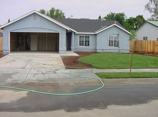 980 Yosemite Dr, Lemoore, CA 93245