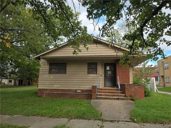 203 N Walnut St, Iola, KS 66749