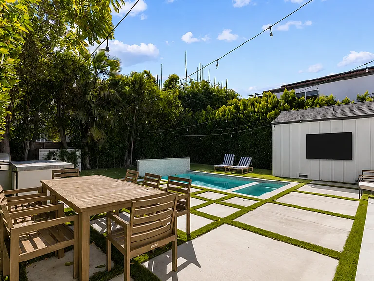 14822 Morrison St — Photo 4