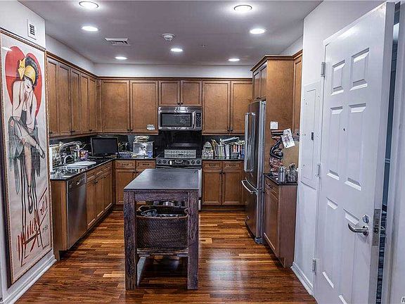 3rd image of 100 Harbor View Dr #527
