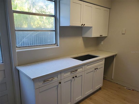 5th image of 3075 Los Altos Dr #B