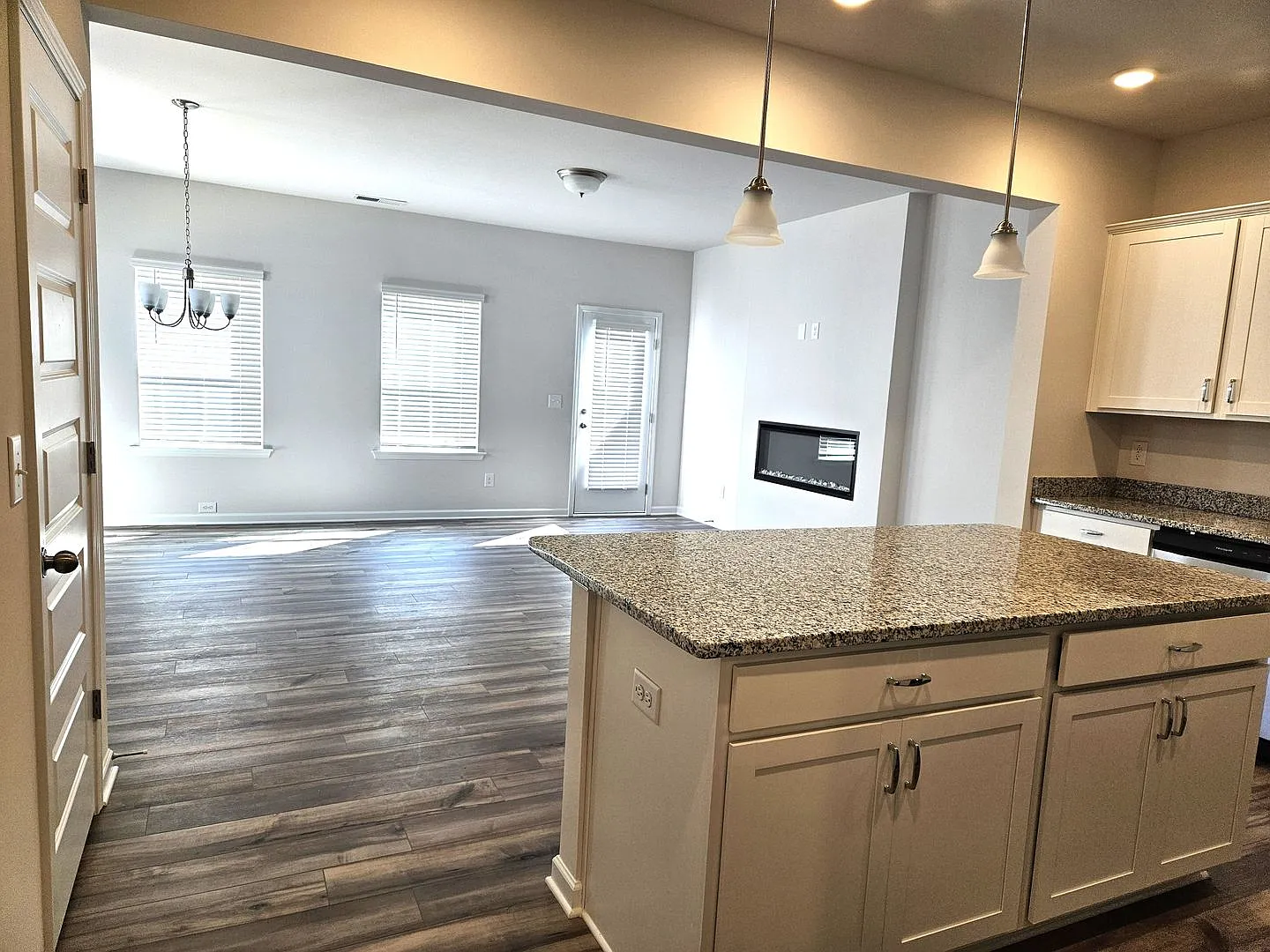 Like-New End-Unit Townhome - Washer & Dryer Included — Photo 2
