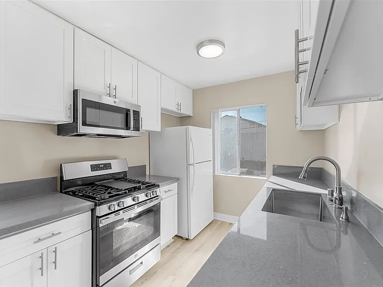 531 W Hyde Park Blvd #14 — Photo 5