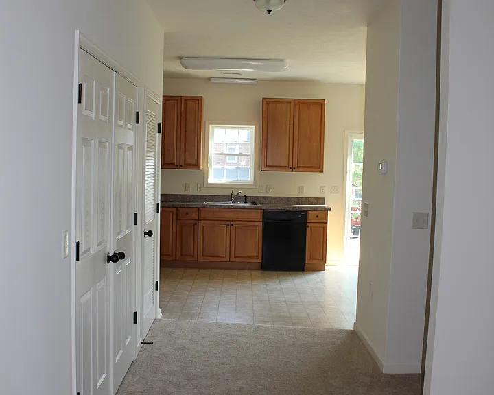 1033 Wellington Dr — Photo 2
