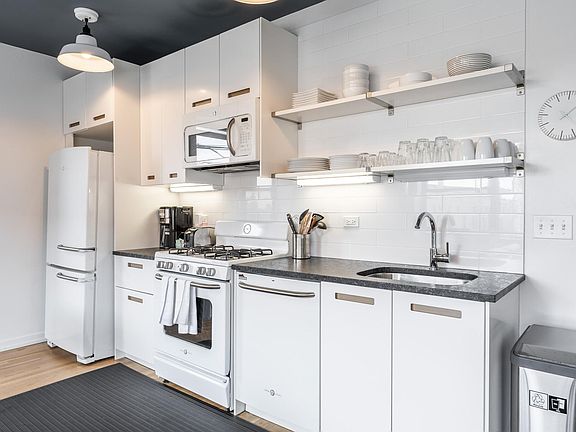 3rd image of 1217 W Gunnison St #2FF