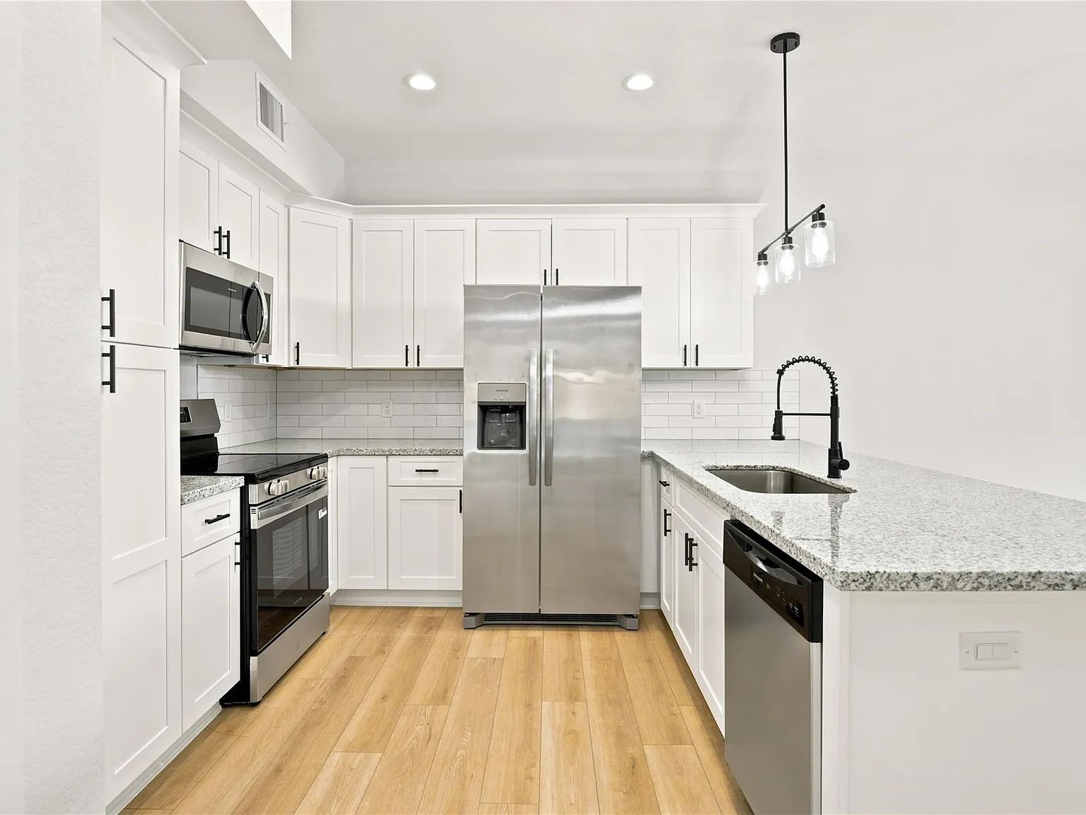3 bed, 2.5 bath, 1383 sqft, $1,850 — Photo 4