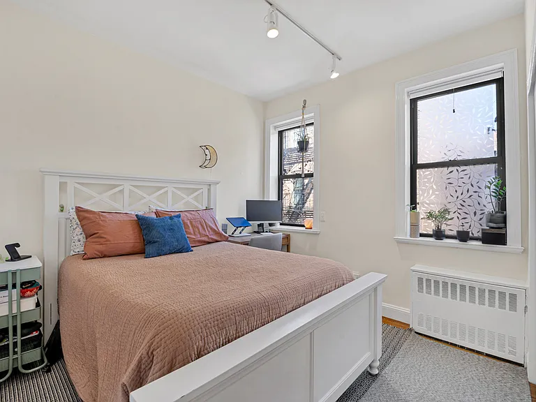 233 E 12th St #5B — Photo 3
