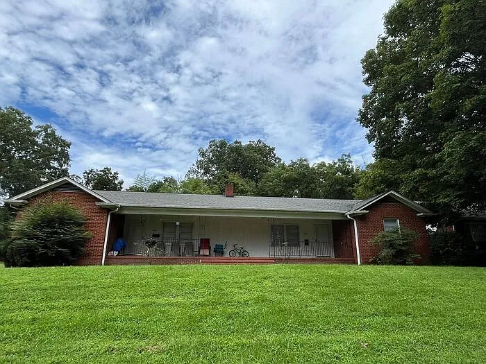1049 E Main St