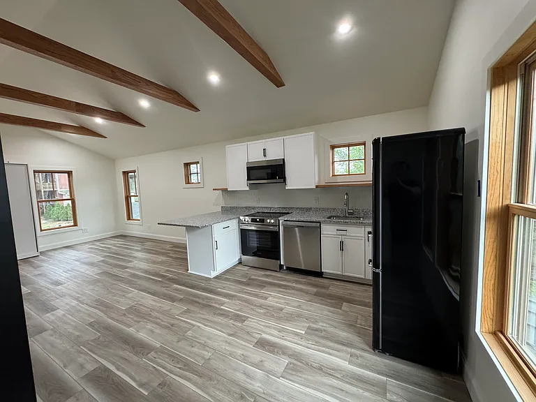 1034 Everett Ave — Photo 6