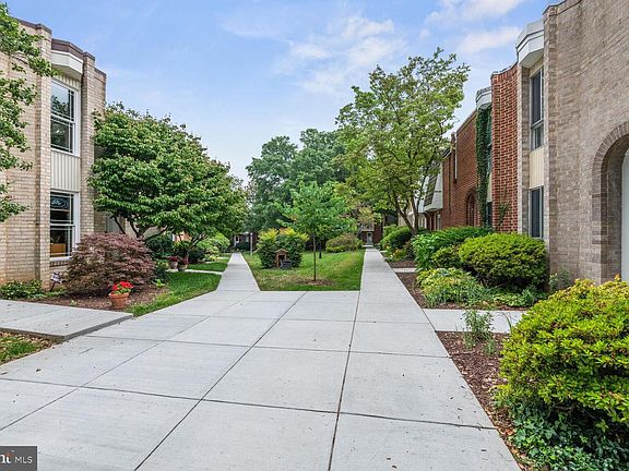 4th image of 8326 N Brook Ln