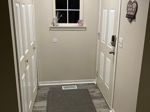 3rd image of 253 Barrington Cir