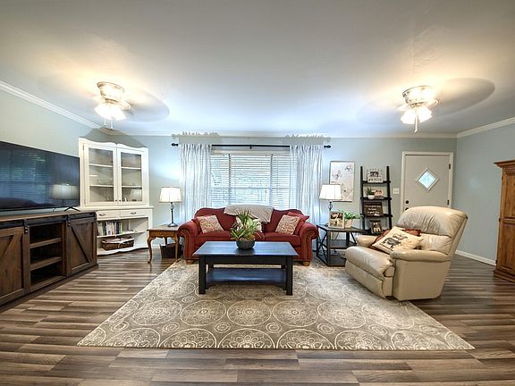 5th image of 110 W Candlewick Dr
