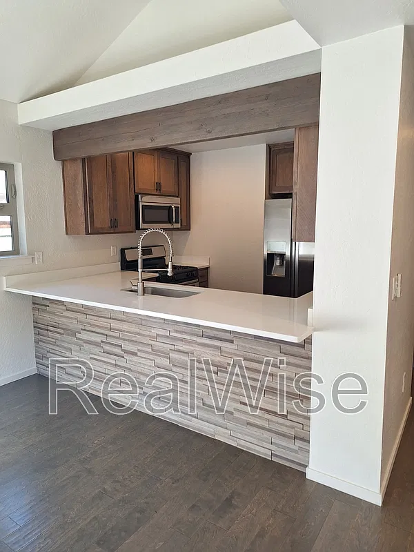 3 bed, 2.0 bath, 1335 sqft, $2,100 — Photo 4