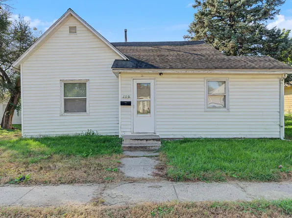 709 E 1st Ave, Indianola, IA 50125