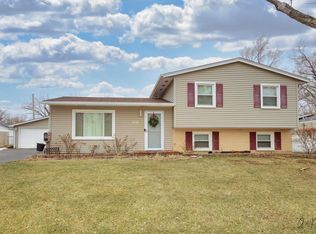36512 N Edgewood Dr, Gurnee, IL 60031