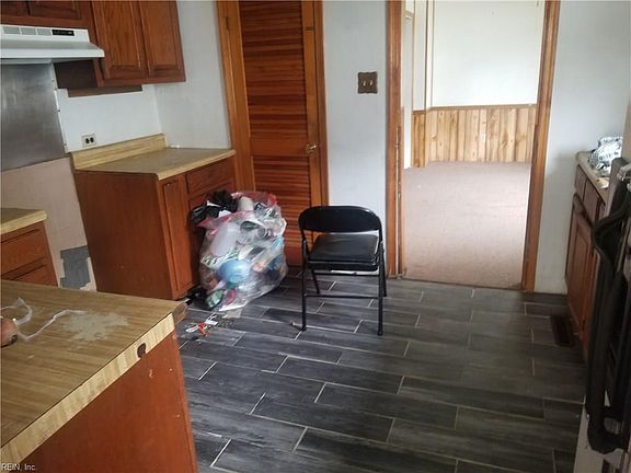 5th image of 2635 Barclay Ave