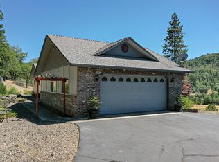 24 Quail Run Dr, Shady Cove, OR 97539