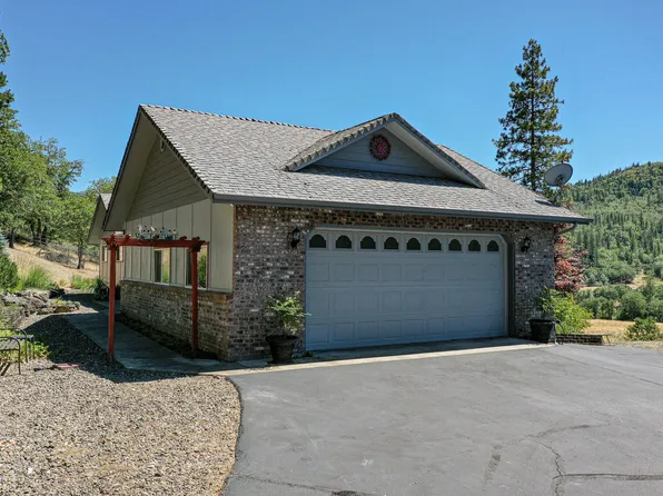 24 Quail Run Dr, Shady Cove, OR 97539