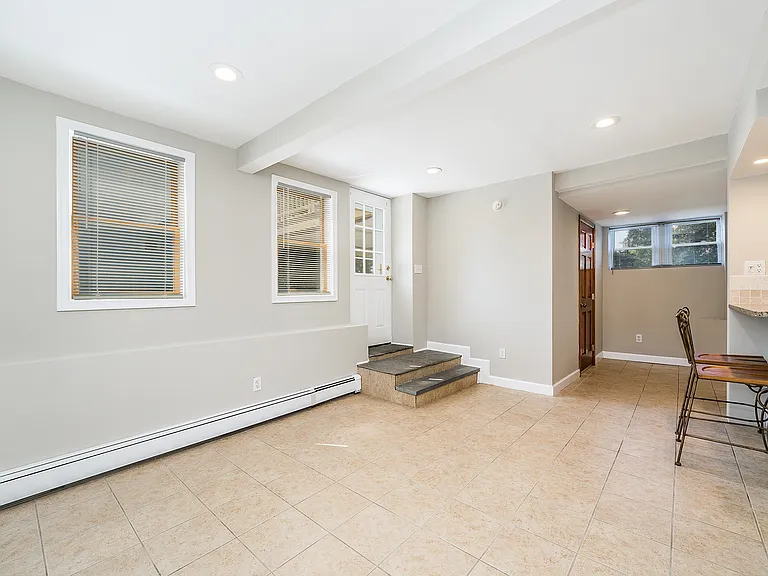 39 N Washington St #1R — Photo 3