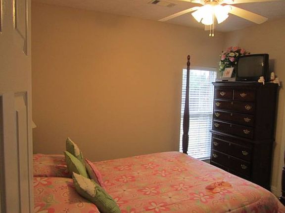 Middle guest bedroom.
