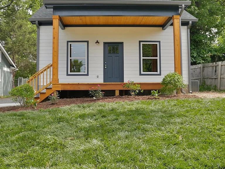 2411 Vine St — Photo 2