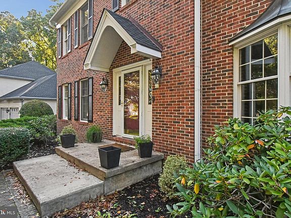 3rd image of 153 Mountain Oaks Rd