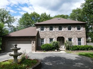 8401 Shagbark Ct, Woodridge, IL 60517