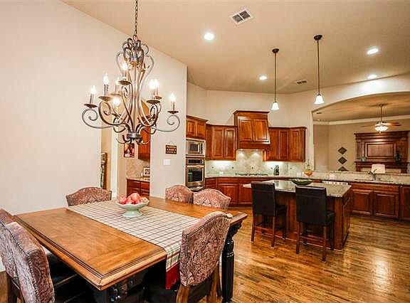 4th image of 1110 Burnett Ct