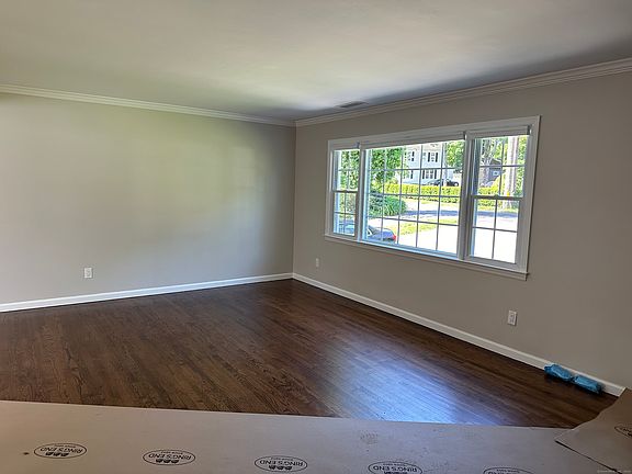 4th image of 140 Millport Ave