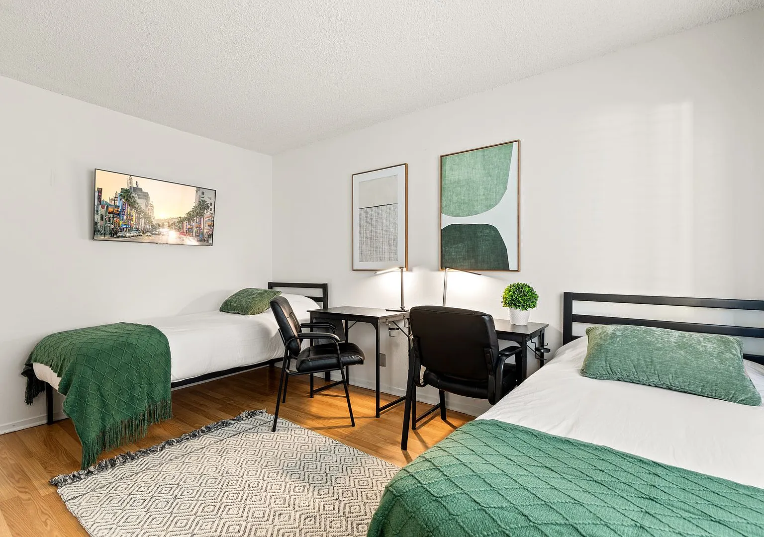 A fully furnished 5 bedroom, 2 bathroom apartment with common areas at 1823 Pelham Ave. Unit 8 — Photo 3