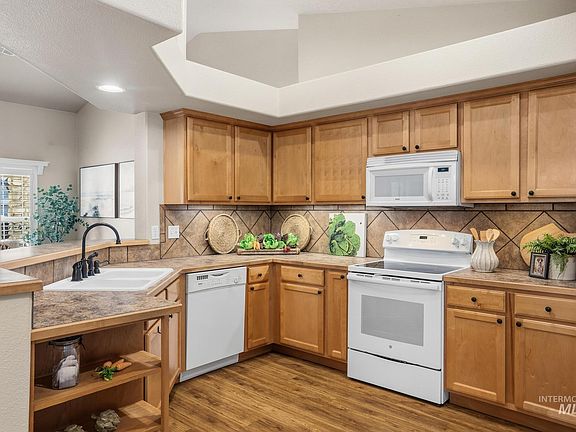 3rd image of 11060 W Box Canyon St