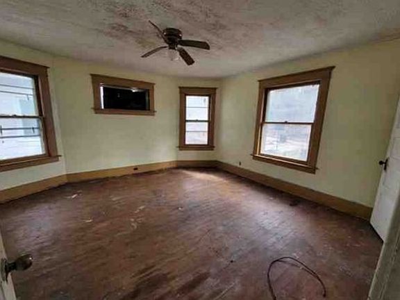5th image of 2830 8th Ave
