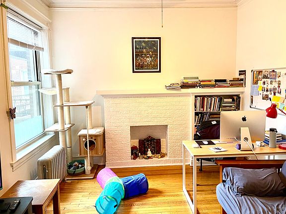 3rd image of 1518 W Carmen Ave