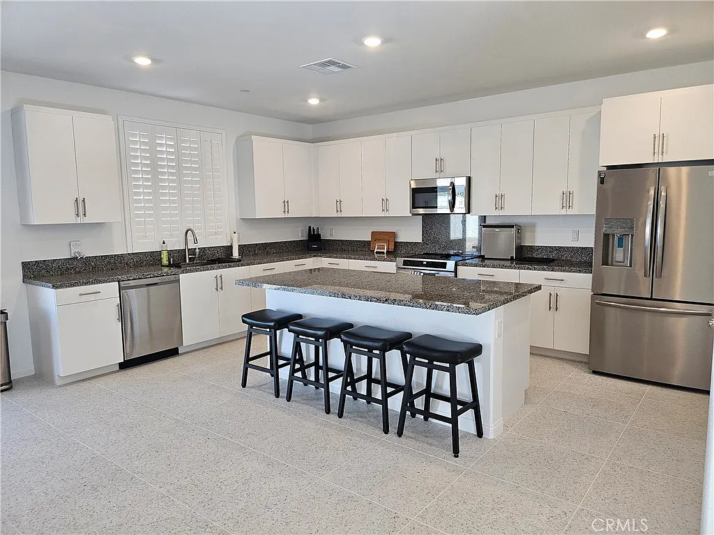 4 bed, 2594 sqft, $4,000 — Photo 4