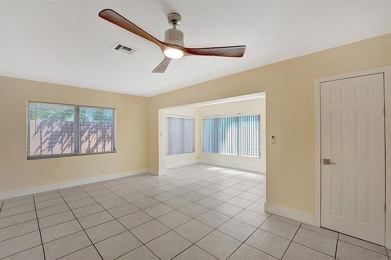 1st image of 615 NE 8th Ave APT 2