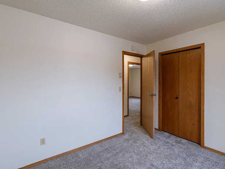 Fargo, ND Crescent Park Apartments | Bedroom