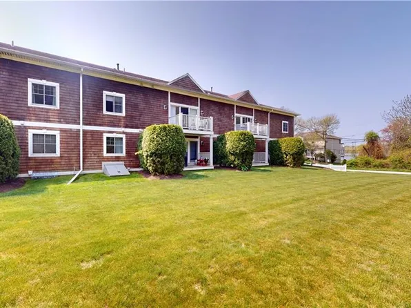 21 Starr Dr APT 203, Narragansett, RI 02882