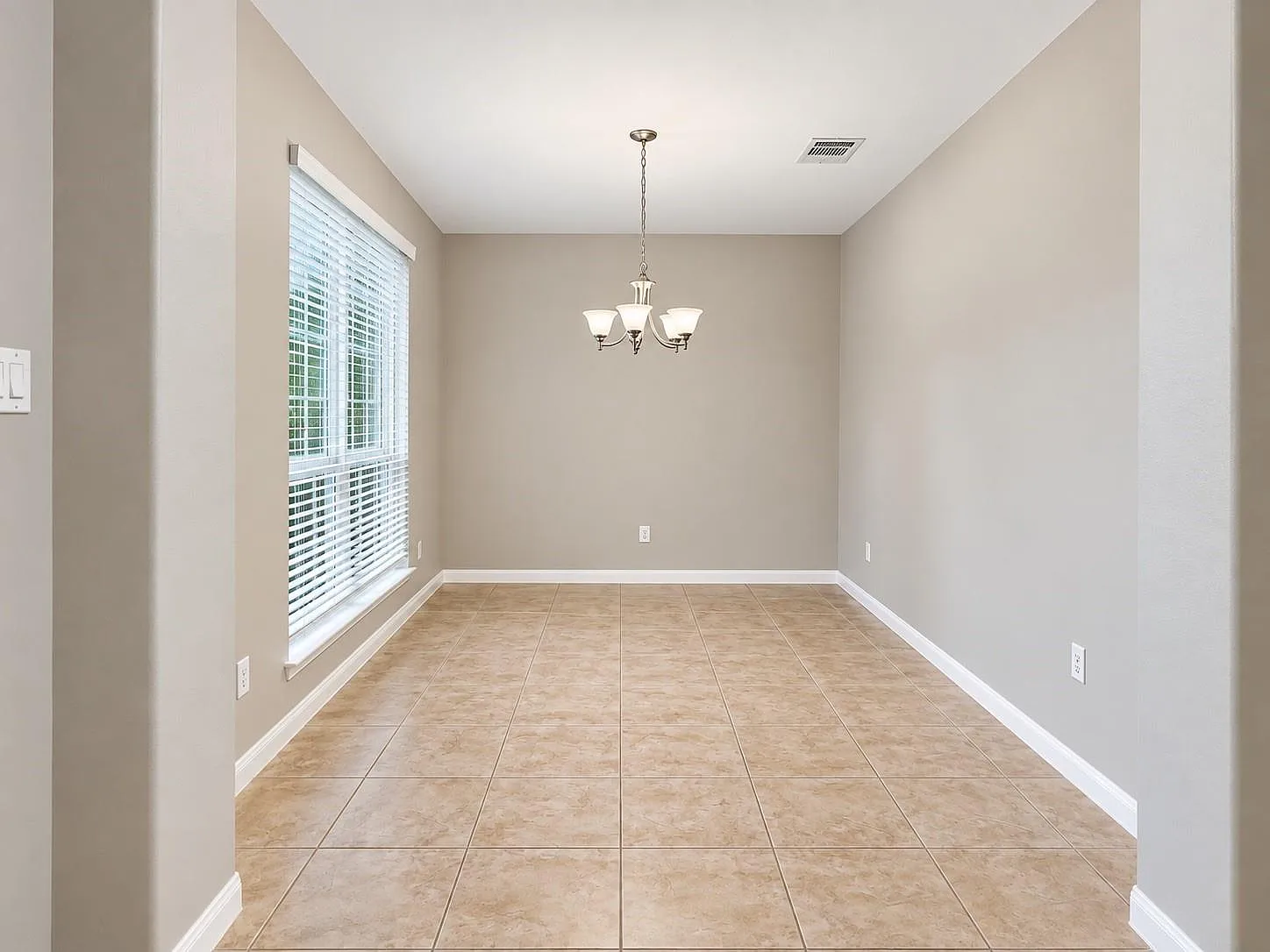 4 bed, 2.5 bath, 2746 sqft, $3,200 — Photo 3