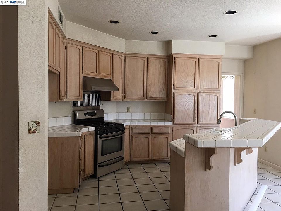 2nd image of 1660 Jasmine Ct