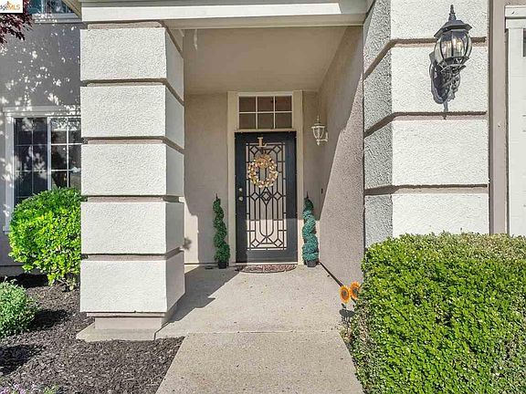 4th image of 521 Burwood Way