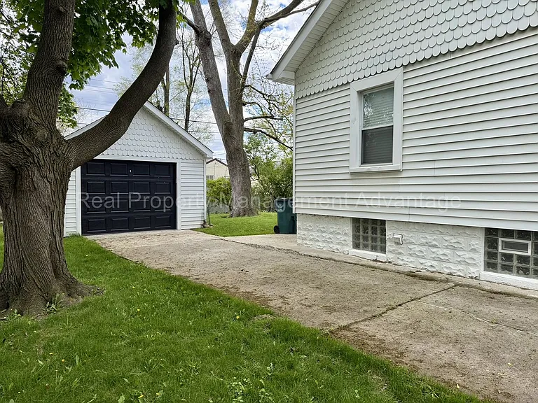 1330 E Chesterfield St — Photo 29