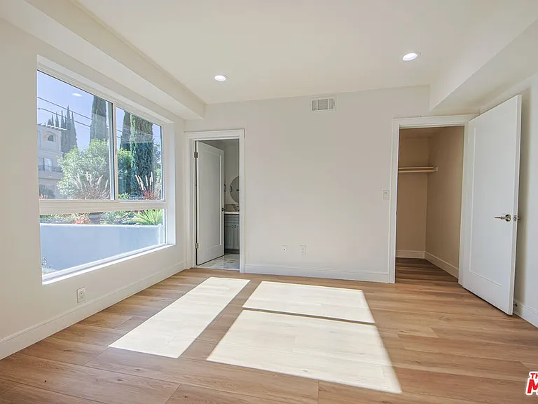10801 Kling St — Photo 57
