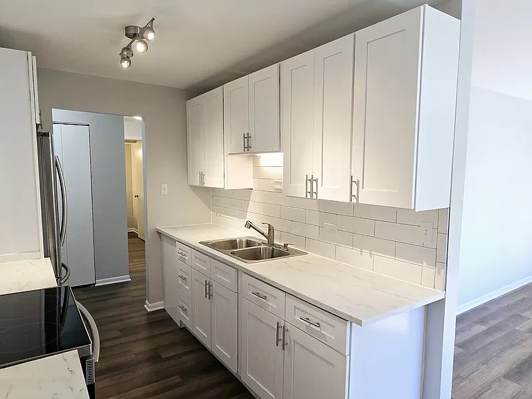 10 Oak Ave — Photo 2