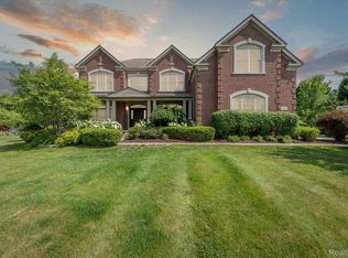 2451 Woodridge Ct, Milford, MI 48380