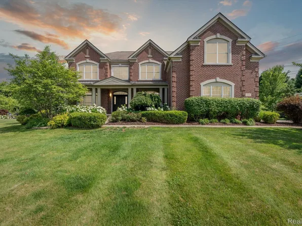2451 Woodridge Ct, Milford, MI 48380