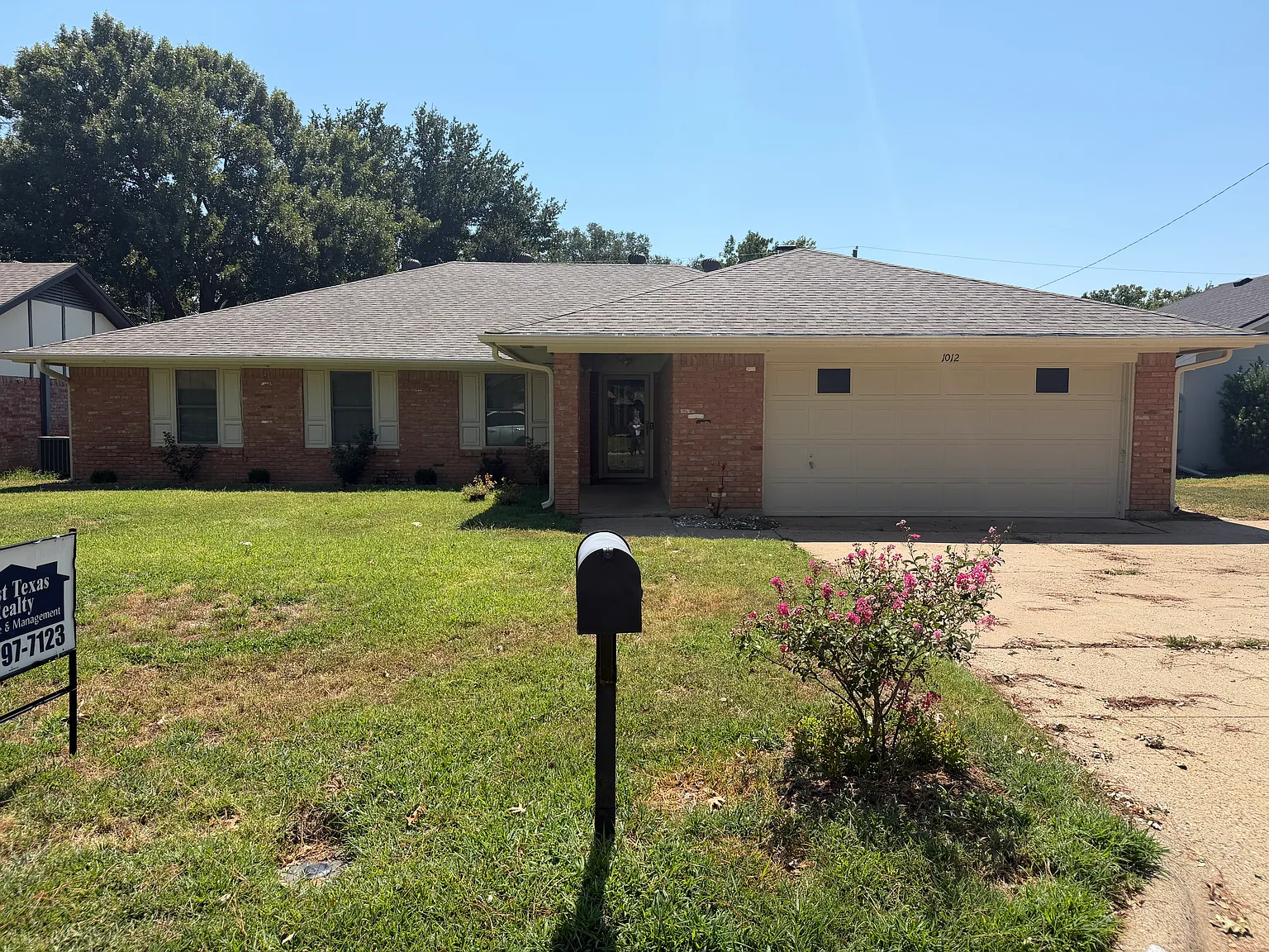 4 bed, 2046 sqft, $2,300 — Photo 2