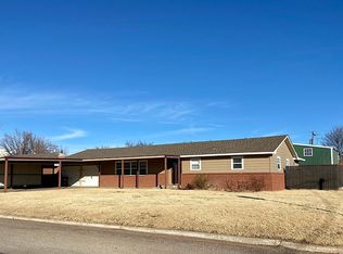 722 S Santa Fe St, Mooreland, OK 73852